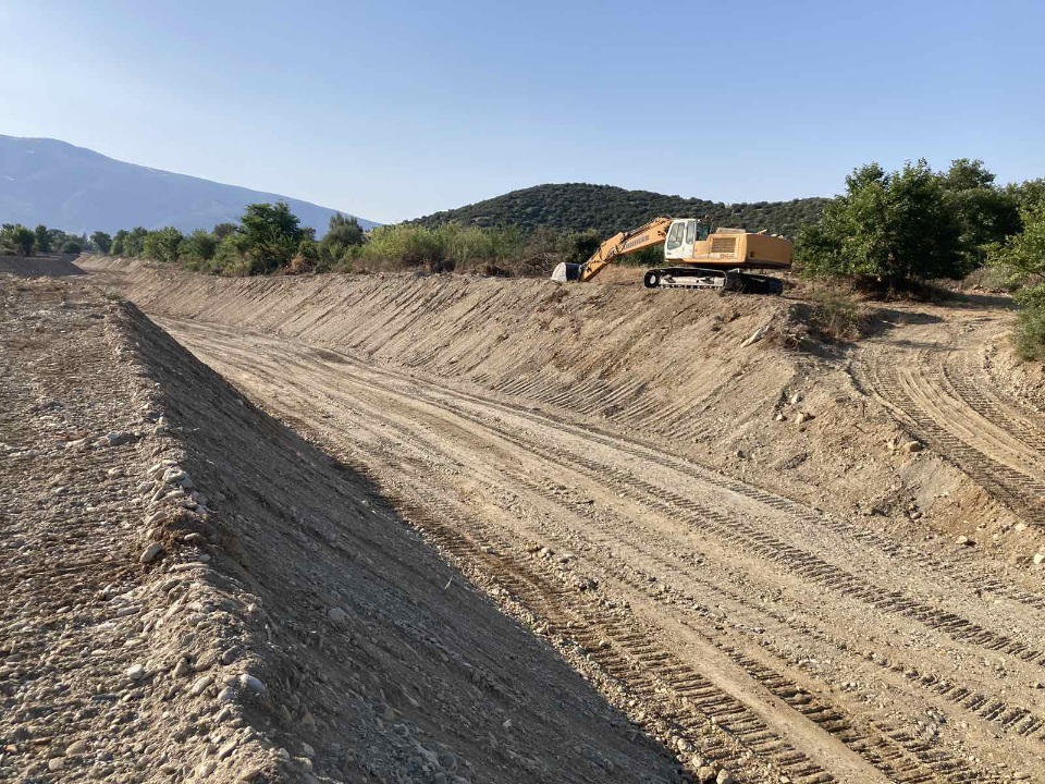 Σε εξέλιξη έργα καθαρισμού ρεμάτων στον Δήμο Τεμπών